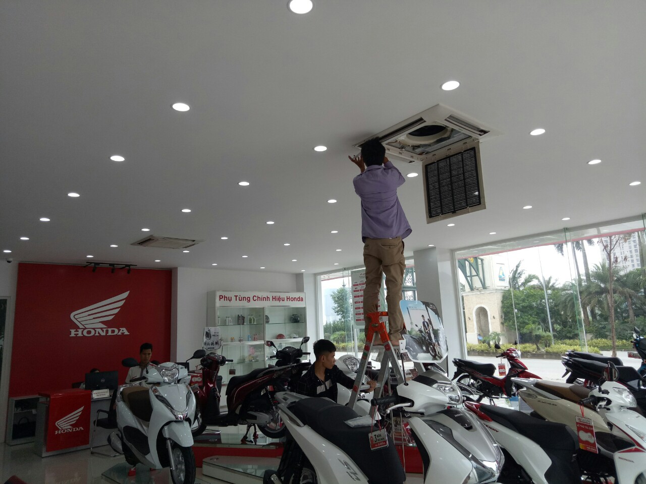 Showroom Honda Doanh Thu Head 4 - Cổng chào khu đô thị An Khánh